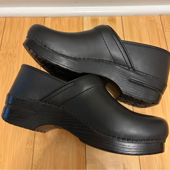 Dansko Black Leather Clogs size 41/ 11 Wide - Picture 3 of 6
